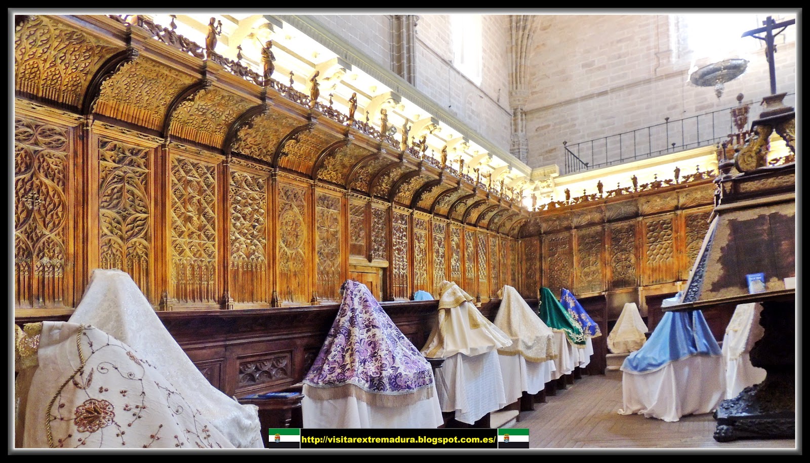 Coria. Catedral. Coro. Mantos de la Virgen.