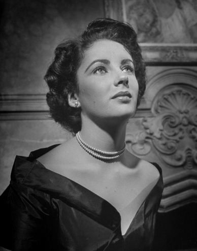 Amazing Historical Photo of Elizabeth Taylor in 1947 