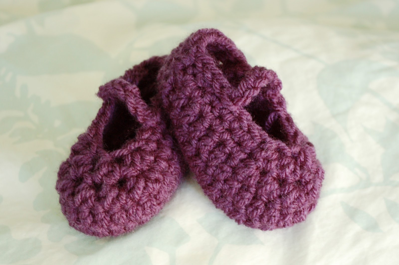 Alli Crafts: Free Pattern: Newborn Booties Worsted Weight Yarn