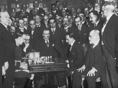 Manuel Golmayo jugando al ajedrez con el rey Alfonso XIII en el Casino de Madrid el 18 de Mayo de 1921