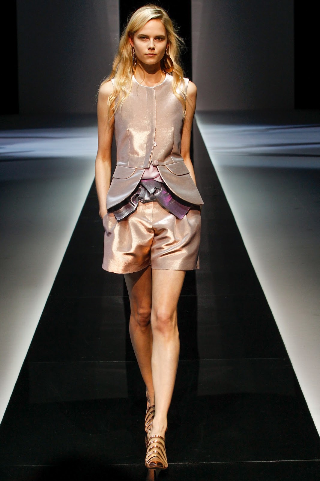 http://4.bp.blogspot.com/-ZgM62pPOv-k/UFy_vIYH0lI/AAAAAAAAcng/f-ebYXg2ncM/s1600/Milano%2BFashion%2BWeek%2B-%2BEmporio%2BArmani%2B(Spring-Summer%2B2013).jpg