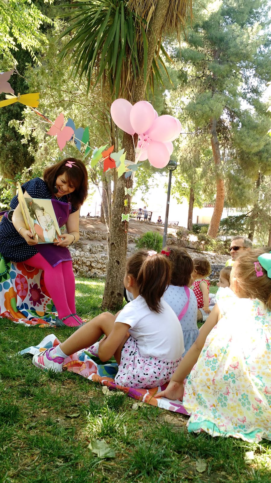 LOS LIBROS NO SON PARA MIRARLOS, SON PARA TOCARLOS, ABRIRLOS Y LEERLOS, QUE ES COMO ENTRAR EN ELLOS