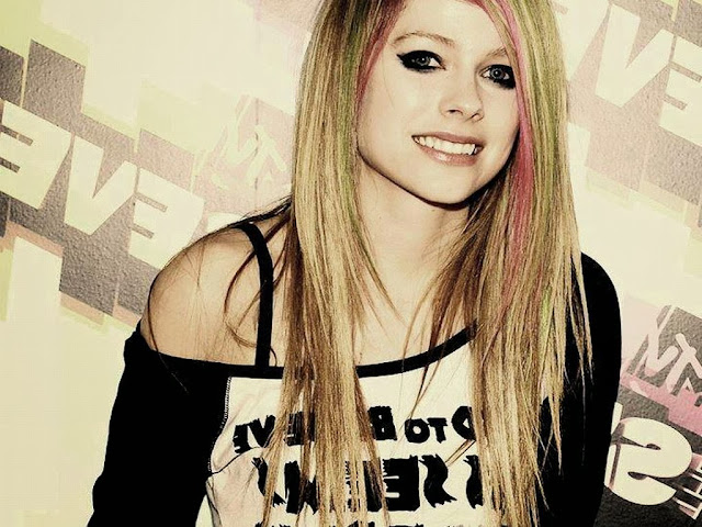Foto di Avril Lavigne Avril Lavigne - Hello Heartache - traduzione testo video download