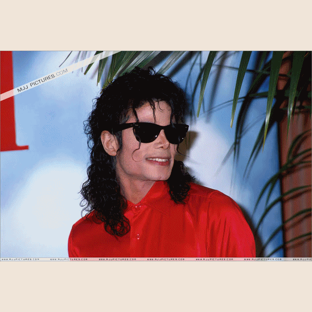 Michael recebendo o Premio Broadcast Music Industry .