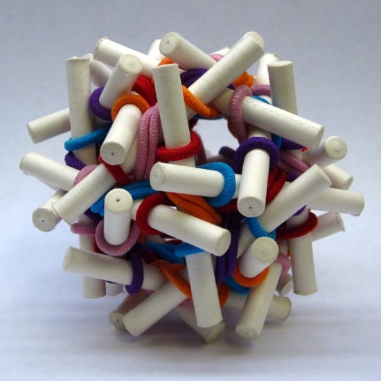 As intrincadas esculturas matemáticas e geométricas feitas de materiais de escritório de Zachary Abel Zachary Abel esculturas matemáticas geométricas de objetos de casa e escritório em esferas bagunçadas