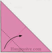 Bước 3: Gấp chéo góc lớp giấy trên cùng tờ giấy vào trong. Bước 3: Gấp chéo góc lớp giấy trên cùng tờ giấy vào trong.
