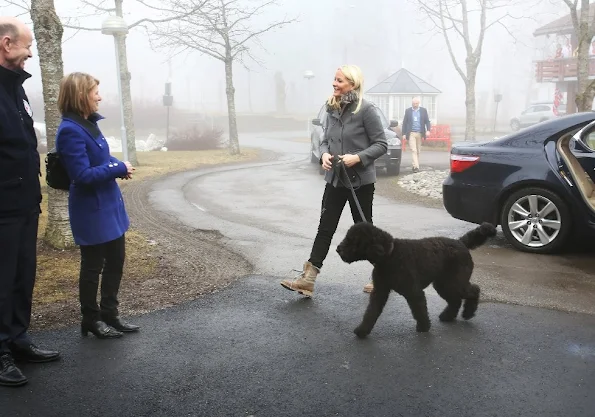 Crown Princess came with her dog, Muffin Kråkebolle. Princess Mette-Marit is the patron of the Norwegian Red Cross