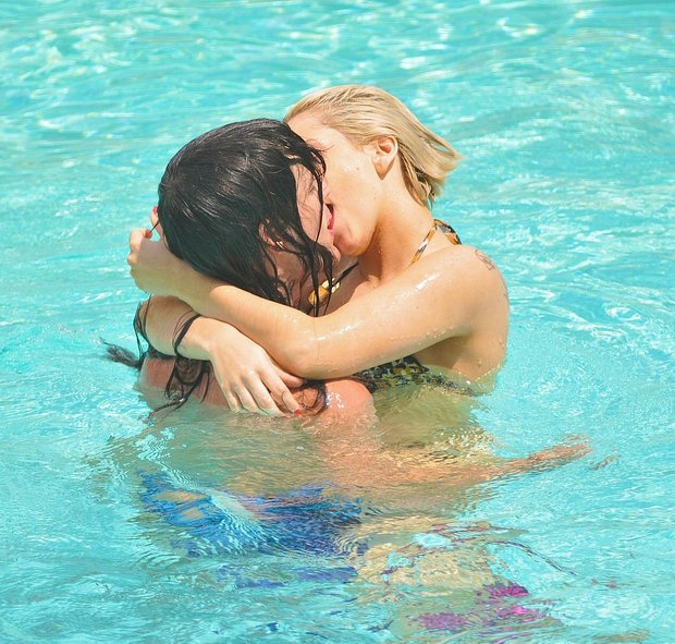 Анжелика с подружкой занимаются легким лесби сексом у бассейна