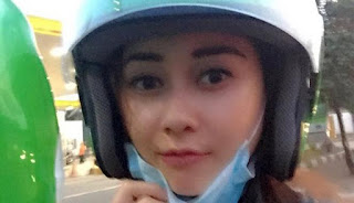 Macet, Aura Kasih Manfaatkan Gojek