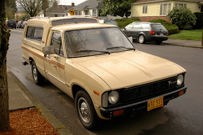 1980-Toyota-Hilux-5-Speed-Diesel-Glasstite-Camper-Top.