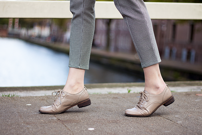 Cropped houndstooth pants and nude brogues - fashion blogger outfit