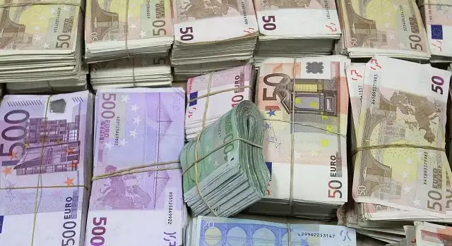 Δημόσιοι υπάλληλοι με καταθέσεις 2,5 εκατομμυρίων! Δημόσιοι υπάλληλοι με καταθέσεις 2,5 εκατομμυρίων!
