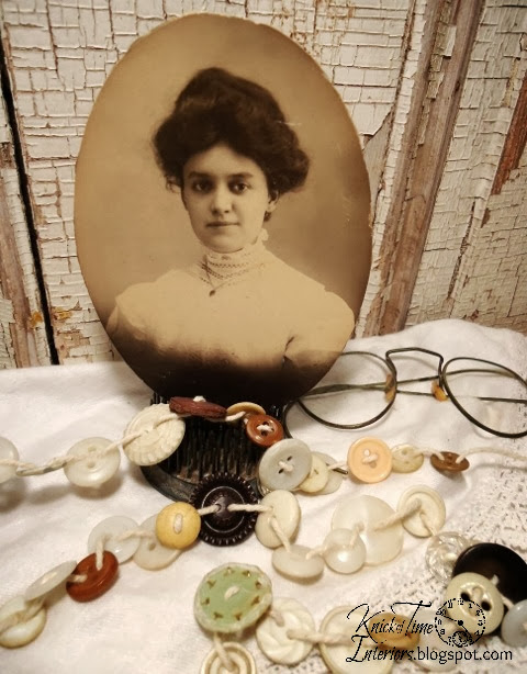 turn those buttons from your button jar into a button garland via knickoftimeinteriors.blogspot.com