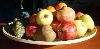 Frutero con frutas variadas