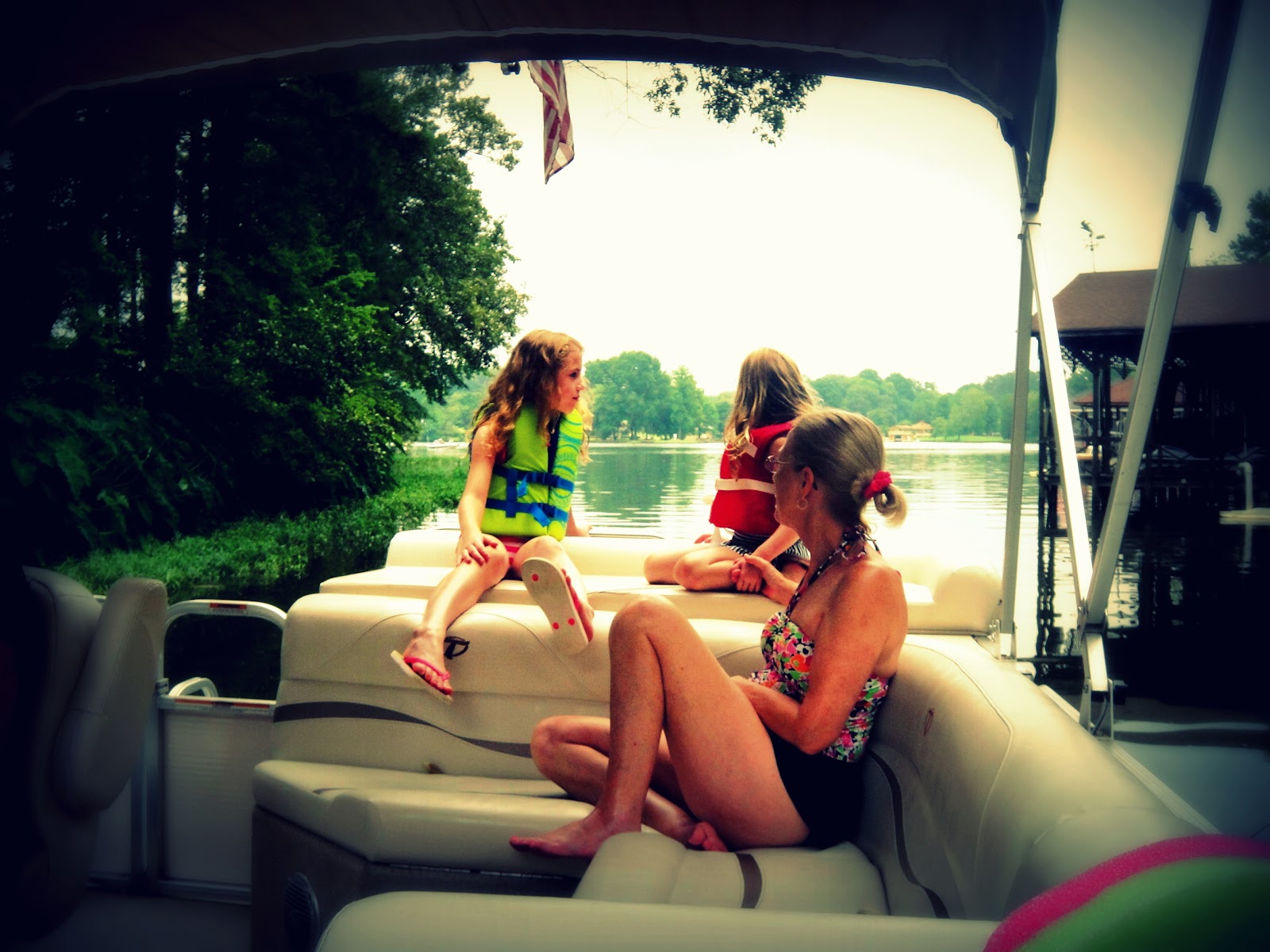 Girls pee from boat photo 315