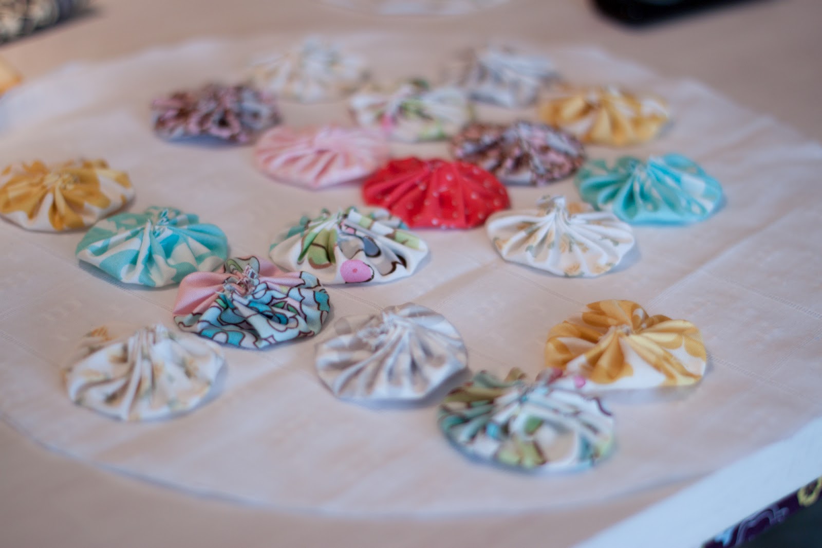 Elizabeth Lou & Company YoYo Pillow HowTo