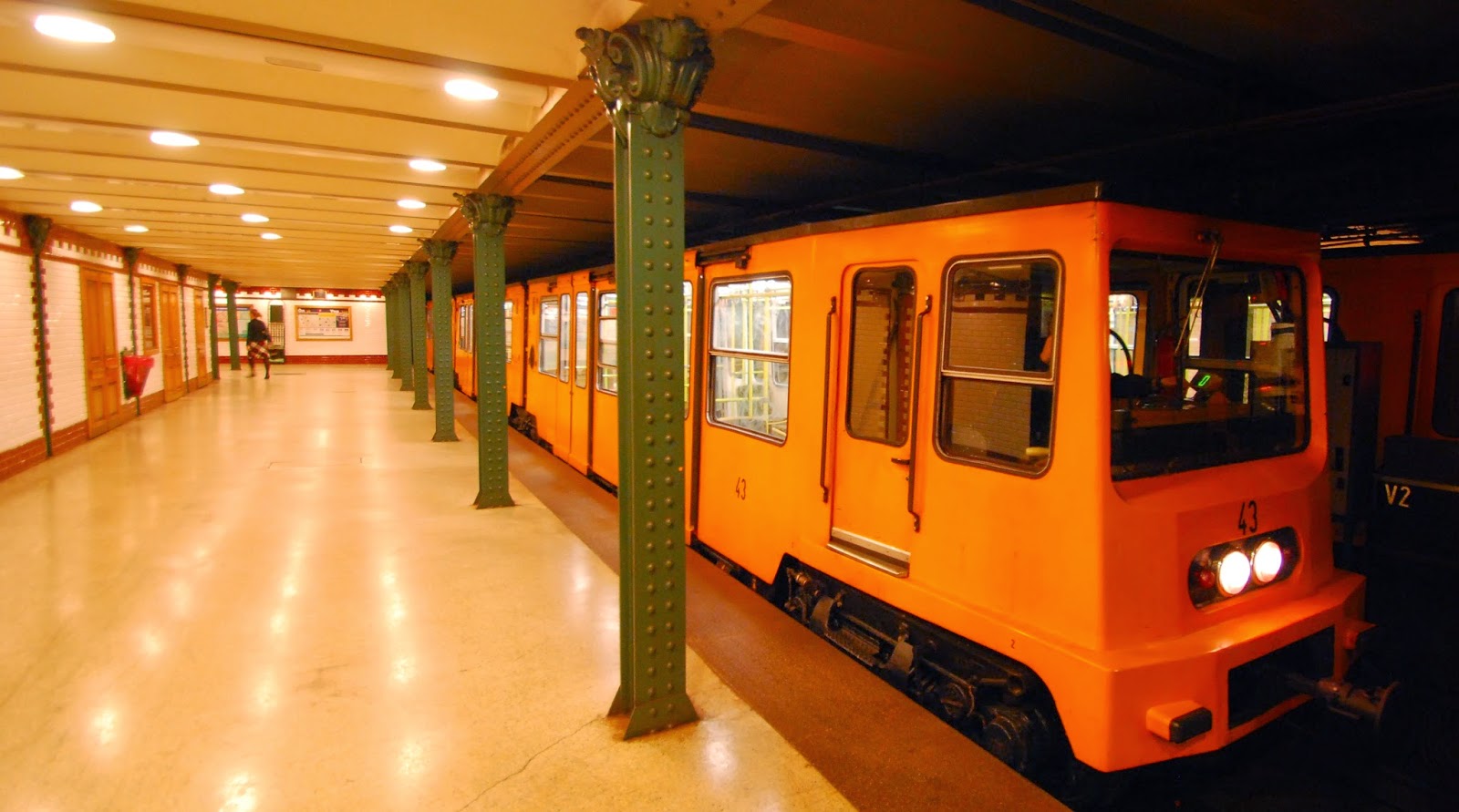 http://4.bp.blogspot.com/-ZuZmUGJHafw/VQdChIYAgyI/AAAAAAAAEes/w-R9PiiX3sE/s1600/Underground_Budapest_M1.jpg