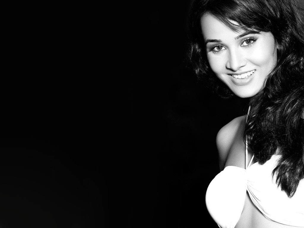http://4.bp.blogspot.com/-Zv-N2cymRmw/TpWoeUO4CSI/AAAAAAAABeY/D7DmoBD3cc4/s1600/Nisha+Kothari+in+bra+wallpaper.jpg