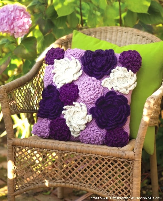 Crochet PILLOW WITH FLOWERS.
