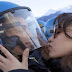 El beso que ha desencadenado un escándalo sin precedentes.