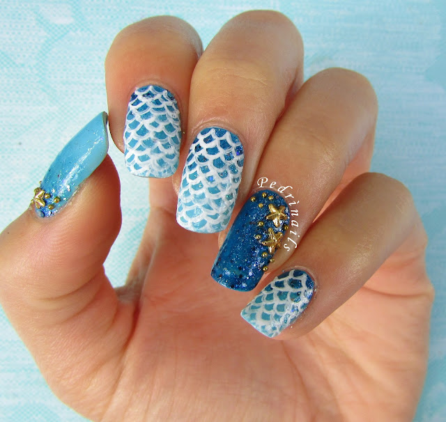 Mermeid tail nails on blue gradient base and double accent with golden starfishes placement - photo © Pedrìnails
