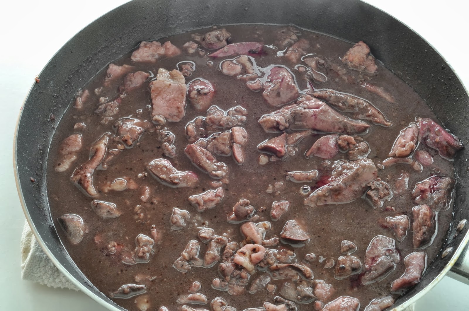 Simple Food Chicken Livers with Bacon in Red Wine