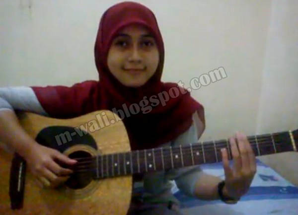 Video Ayu Videlia Wanita Berjilbab Bermain Gitar di Youtube Video Ayu Videlia
