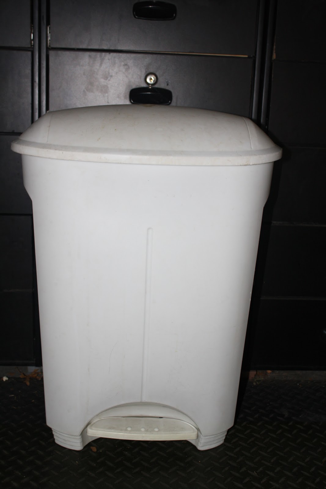 Crafty Momma Painting/Updating your Trash Can!