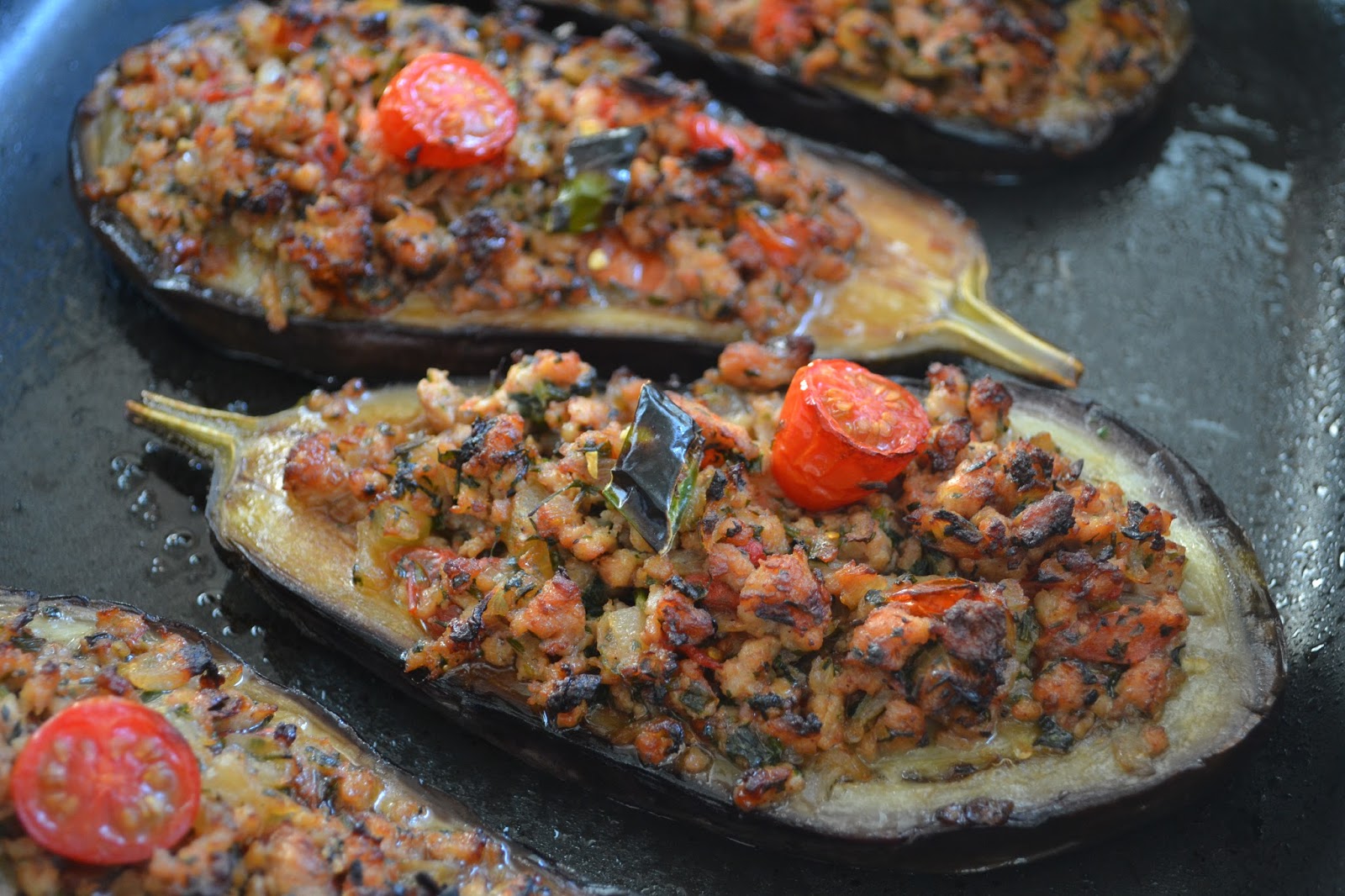 Eet lekker Gevulde aubergines met lamsgehakt, knoflook en tomaten