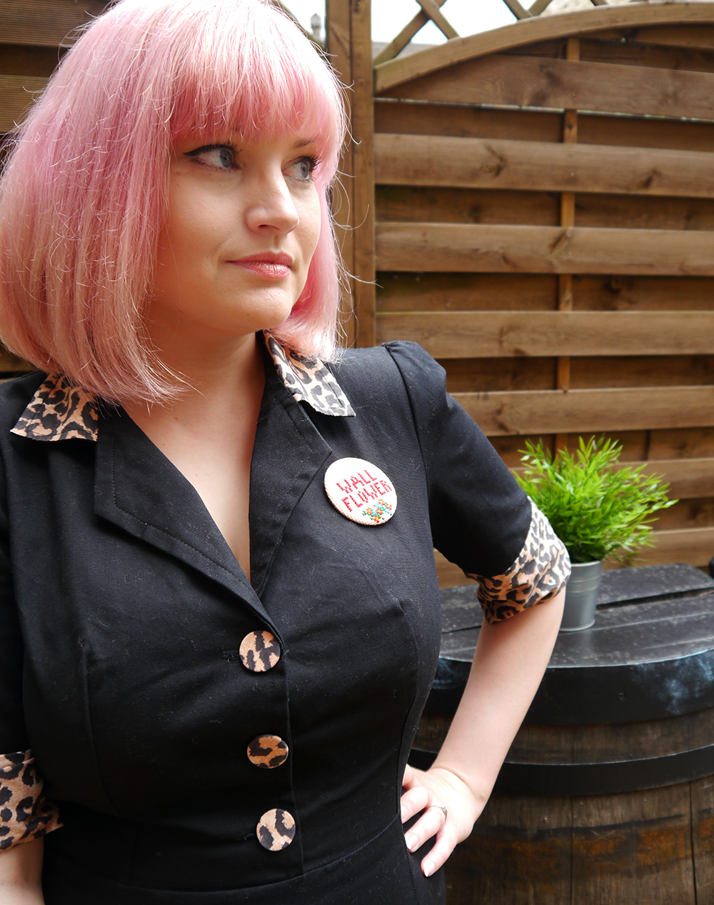 Wall Flower Tara Starlet, leopard print, pink hair, Cilla Black style, doughnut, novelty handbag, big bangs, retro style, Scotstreetstyle, magasinxstitch, Lady Muck of Whitstable, Metropolitan Fashion Show