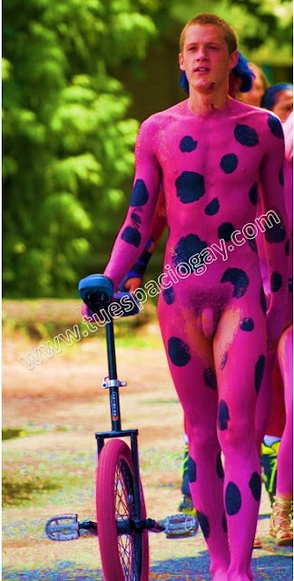 Chicos Desnudos Simulando Ropa y se le ve completamente todo