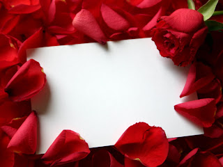 Rosas rojas - Imágenes - tarjetita rodeada de petalos