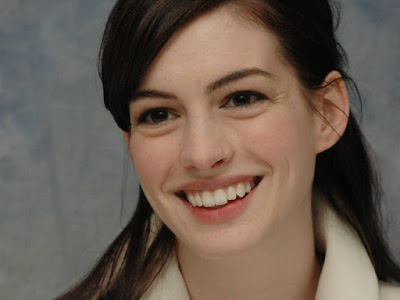 American Actress Anne Hathaway Smilling Images