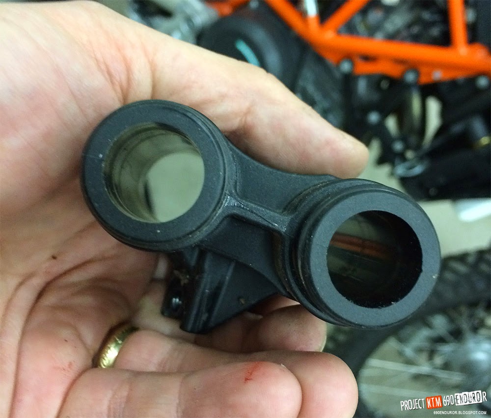 project KTM 690 Enduro R Removing KTM 690 Enduro R spark plugs