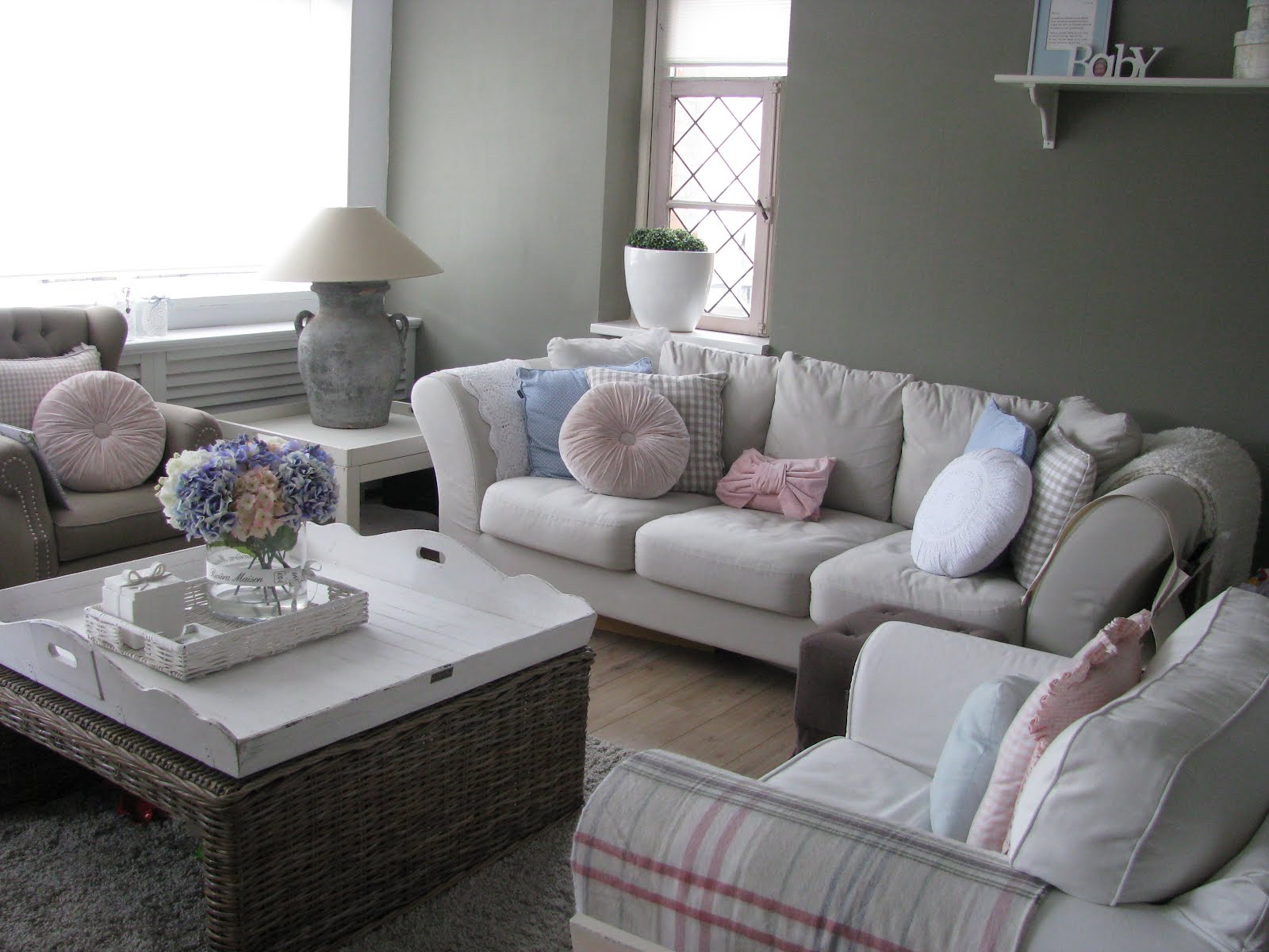 Old, new, pink and blue: ander kleurtje op de muur