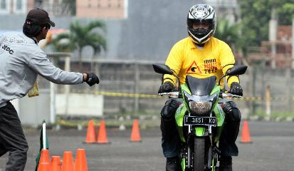 Cara Mengerem Sepeda Motor Yang Benar Tips dan Cara Mengerem Sepeda Motor Yang Benar