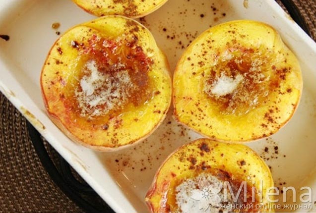 Посыпаем персик сахаром и корицей Как запечь фрукты в духовке