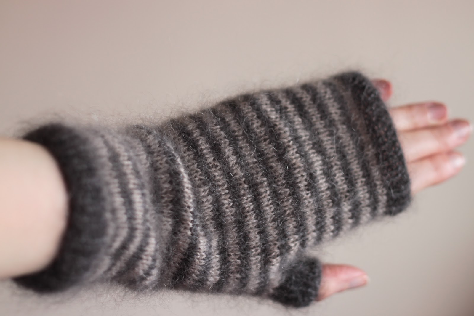 KnittingPony: Storm Fingerless Mittens (free knitting pattern)
