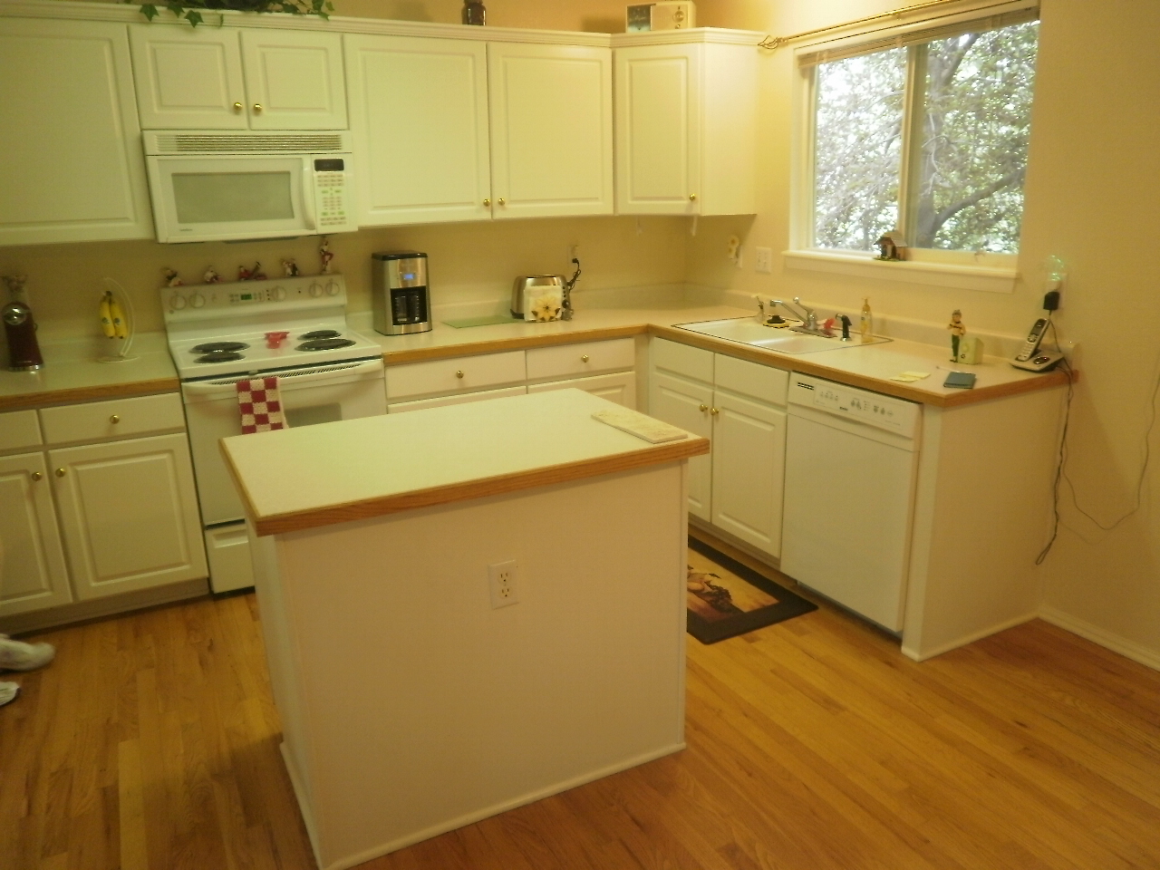 Kitchen countertops and backsplash Santa Cecilia Granite with Backsplash Ideas