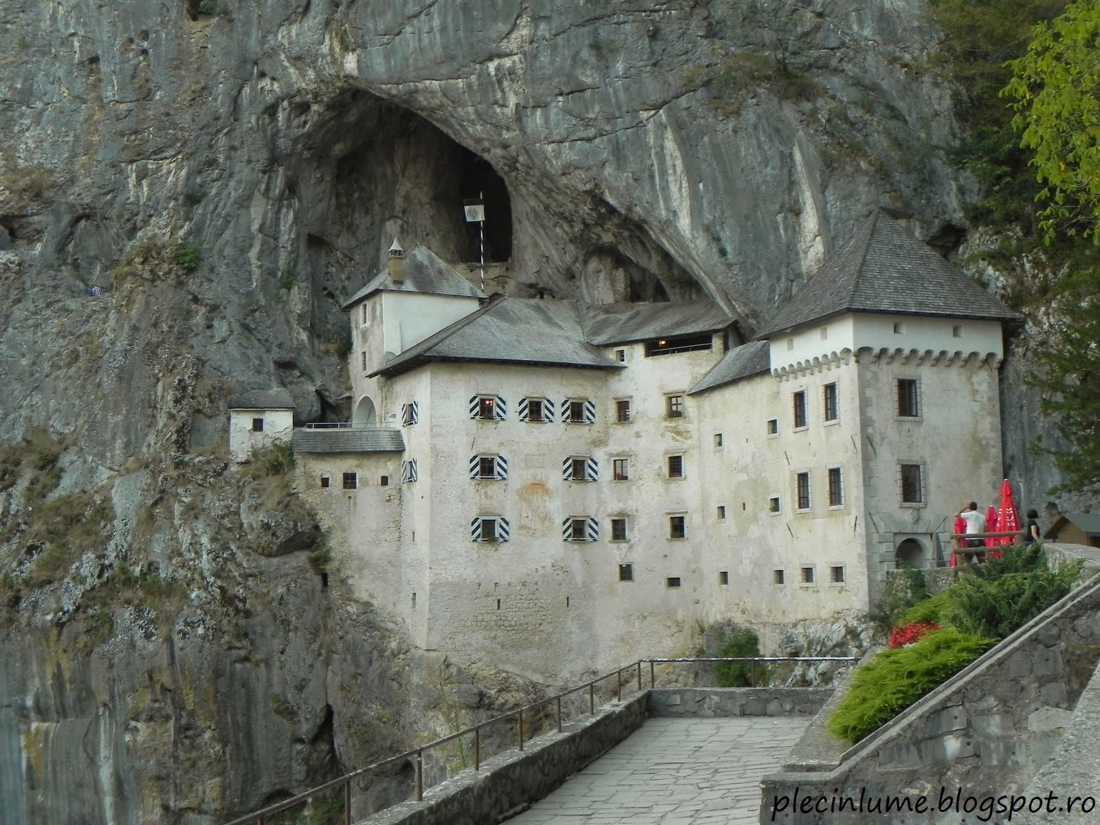 Castelul Predjama de pe terasa Castelul Predjama de pe terasa