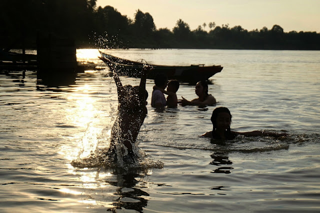 berenang di sungai musi berenang di sungai musi