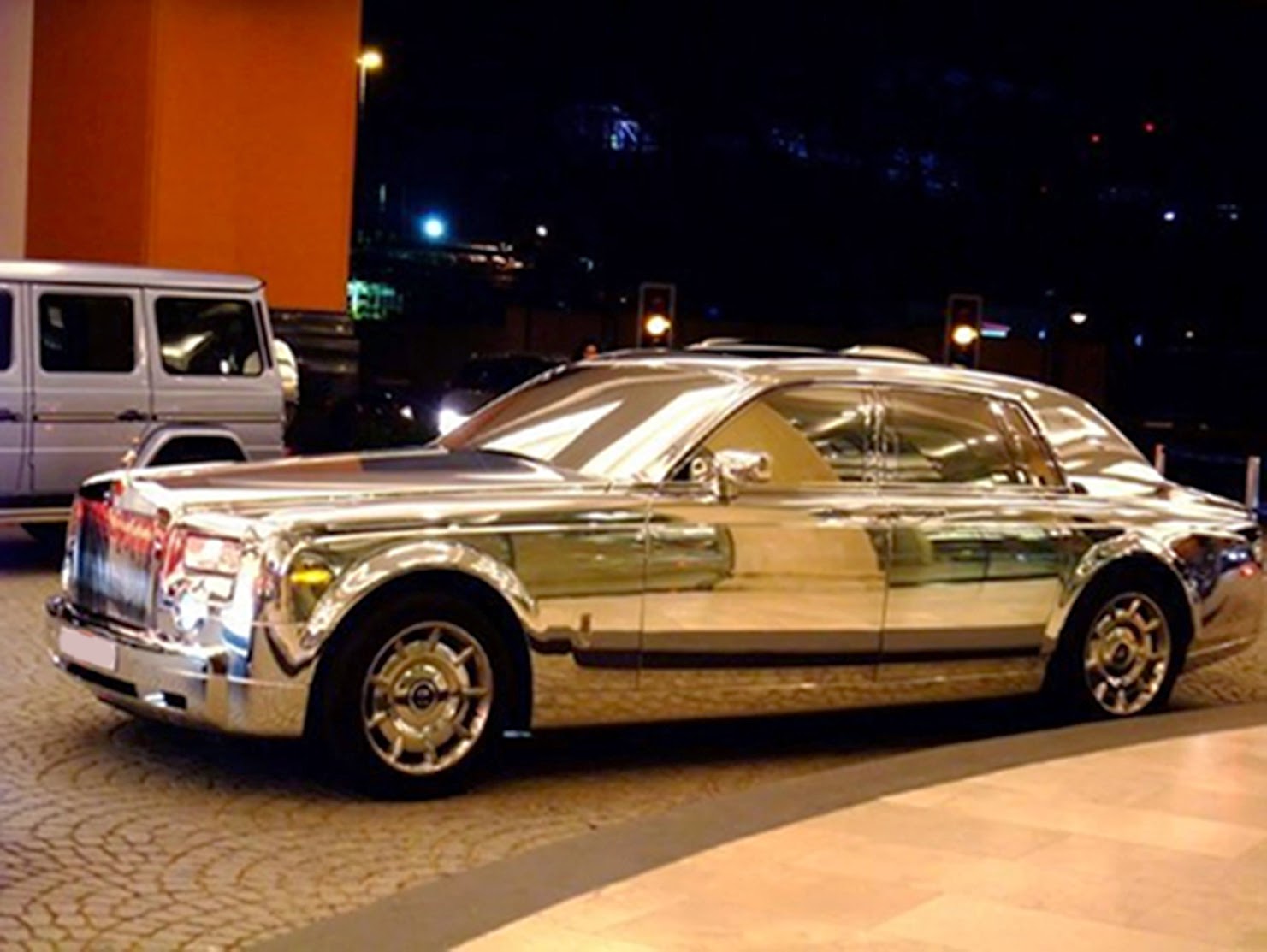 The Travel Missy DUBAI RollsRoyce made of Silver?
