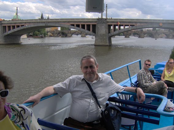 NAVEGANDO POR EL RÍO MOLDAVA. CERCA DE UNO DE LOS PUENTES DE PRAGA