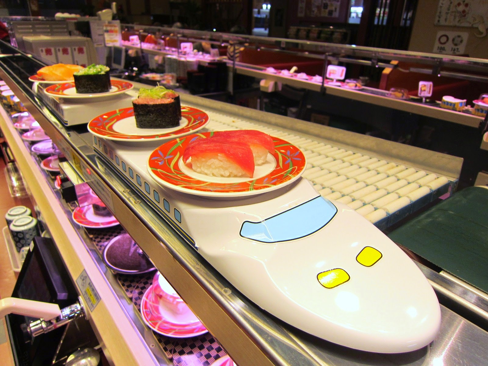 Yusuke Japan Blog: Very fun way to eat sushi!