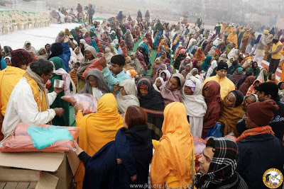 Jagadguru Kripalu Parishat giving blankets to the widows and blind of Vrindavan