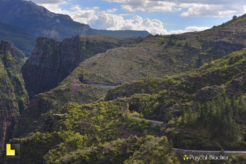enfilade de tunnels dans les gorges de daluis photo pascal blachier