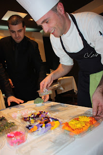 R. de la Calle feliz con flores comestibles