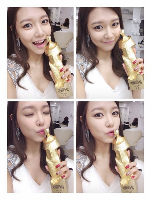 snsd+sooyoung+rookie+mc+trophy+(1).jpg