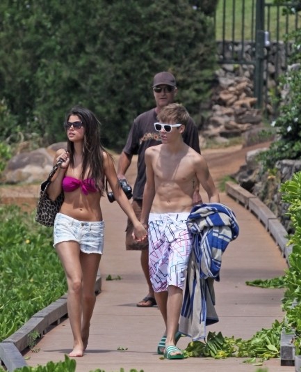 selena gomez bikini hawaii. [Justin Bieber y Selena Gómez