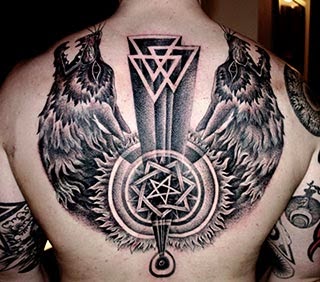 Tatuagem masculina de lobo nas costas